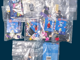 beaucoup de Lego dans des sachets en plastique sur un fond bleu