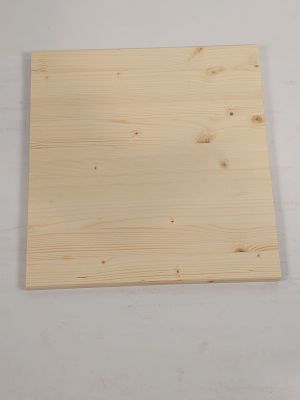 un gros plan d'un morceau de bois posé sur une surface blanche