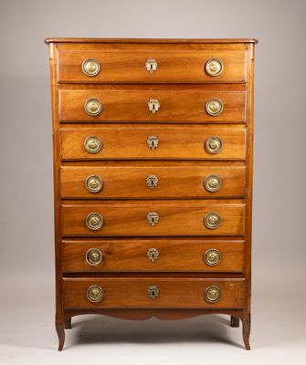 une commode ancienne avec des poignées en laiton