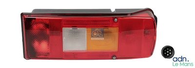 ensemble de feux arrière pour l'arrière d'une voiture, avec une lentille rouge