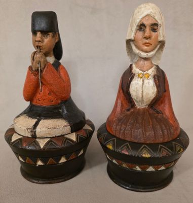 une paire de figurines en céramique représentant une femme et un homme en costume traditionnel