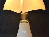une lampe de table blanche avec un pied doré et un abat-jour blanc