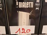 Trois boîtes de manettes Wii sont posées sur une étagère dans un magasin.