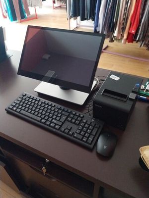 un ordinateur sur un bureau avec un clavier et une souris