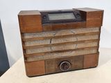 une radio posée sur une table, avec une horloge dessus