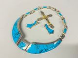 collier en turquoise et argent avec une croix suspendue à une chaîne