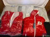 une veste rouge et un gilet rouge dans une valise
