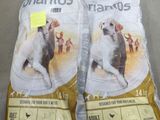 deux sacs de croquettes posés par terre
