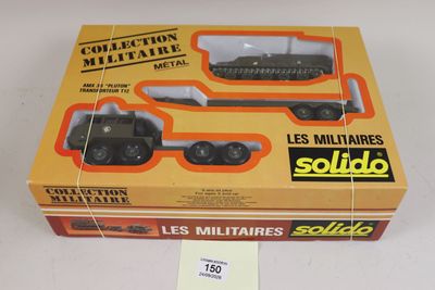 une boîte contenant des objets militaires, posée sur une table
