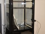 une vitrine contenant un ordinateur portable, posée sur une cuisinière