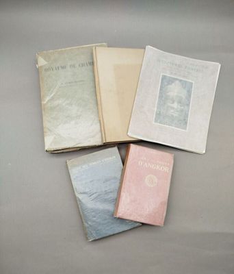 plusieurs livres sont empilés sur une table