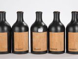 quatre bouteilles de vin, avec leurs étiquettes, alignées en rangée