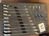 un grand nombre d'outils posés sur une table