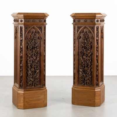 paire de socles en bois sculpté ornés de motifs floraux de chaque côté