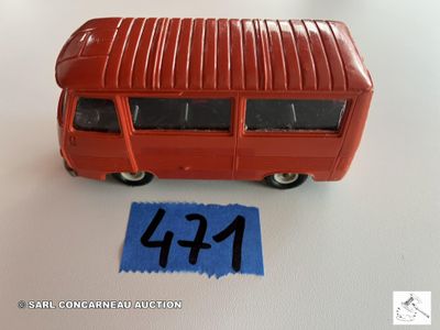 un petit bus rouge avec une étiquette bleue dessus