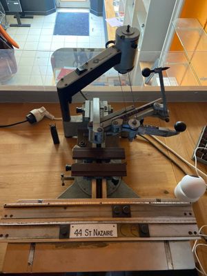 une machine posée sur une table