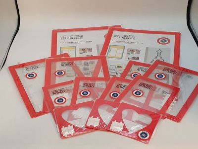 six sacs en plastique rouges posés sur une table blanche