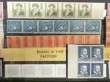 Les timbres sont exposés dans une vitrine posée sur la table.