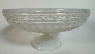 Verrerie de Meisenthal. Coupe sur pied en cristal moulé opal…