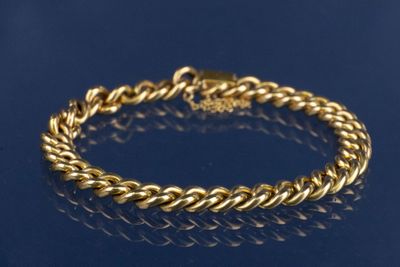un bracelet en or sur un fond bleu