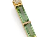 un pendentif en tourmaline verte et diamants, signé Van Cleef