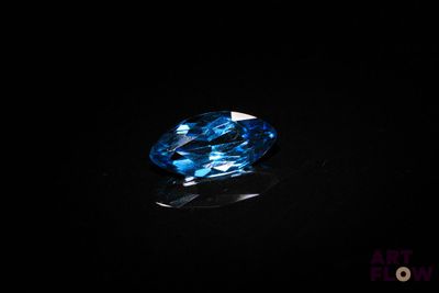 des pierres précieuses de topaze bleue sur un fond noir