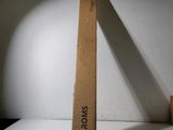 une boîte en carton sur laquelle est posée une batte de baseball