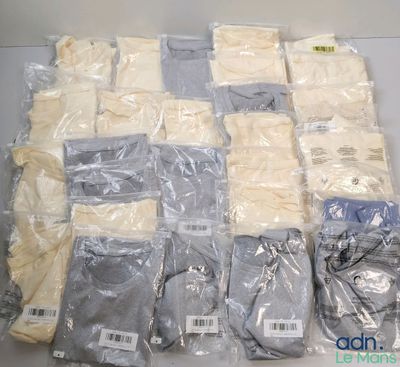 beaucoup de t-shirts emballés dans des sacs en plastique
