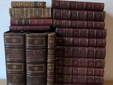 plusieurs vieux livres empilés sur une table