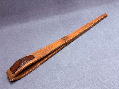Pince de sellier en bois pliante.