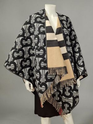 un mannequin portant une écharpe et une jupe noires et blanches