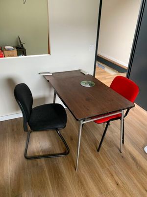 A l'étage : - 1 bureau simple, en formica