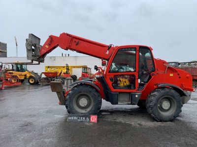 une grue rouge qui se trouve sur le parking
