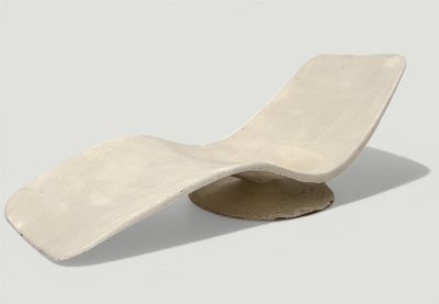 Chaise longue de jardin blanche des années 60 sur une base r…
