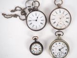 trois types différents de montres de poche sont présentés sur une surface blanche