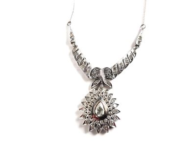collier plaqué argent avec un pendentif en forme de larme sur une chaîne