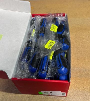 une boîte de brosses à dents bleues et noires posée sur une table