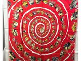 une écharpe rouge et blanche ornée de portraits de personnes