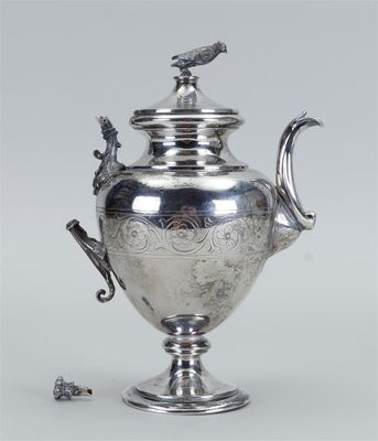 une théière ancienne en argent ornée d'un oiseau sur le couvercle