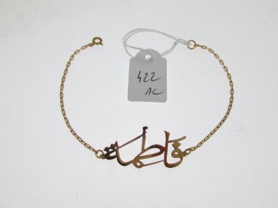 Gros plan sur un bracelet portant une étiquette