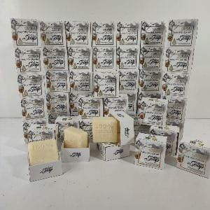 de nombreuses boîtes de savon et des pains de savon posés sur la table