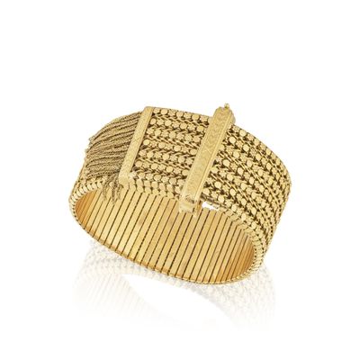 gros plan d'une bague en or sur fond blanc
