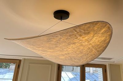 une lumière suspendue au plafond d'une pièce