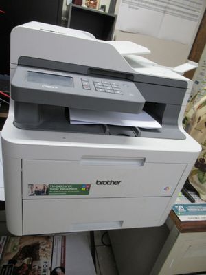 une imprimante posée sur un bureau dans une pièce