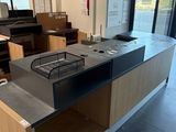 une photo d'une cuisine avec une cuisinière et un plan de travail