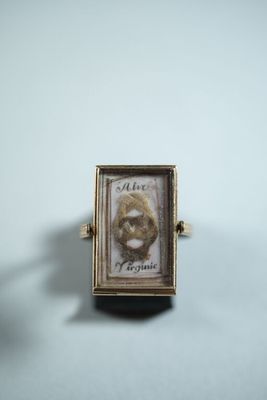 une photo d'une bague sur laquelle figure le portrait d'une femme