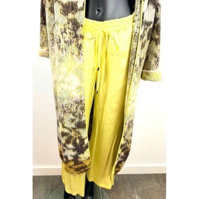 un pantalon de survêtement et une veste jaunes tie-dye sur un mannequin, un mannequin, un mannequin, un mannequin, un mannequin, un mannequin, un mannequin, un mannequin, un mannequin, un mannequin, un mannequin, un mannequin, un mannequin, un mannequin, un mannequin, un mannequin, un mannequin, un mannequin, un mannequin, un mannequin, un mannequin, un mannequin, un mannequin, un mannequin, un mannequin, un mannequin, un mannequin, un mannequin, un mannequin, un mannequin, un mannequin, un
