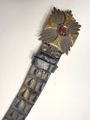 une image représentant une montre surmontée d'une étoile dorée