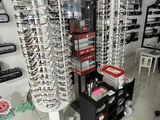 de nombreux verres sont exposés dans le magasin et proposés à la vente