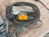 un grand nombre d'outils posés sur une table